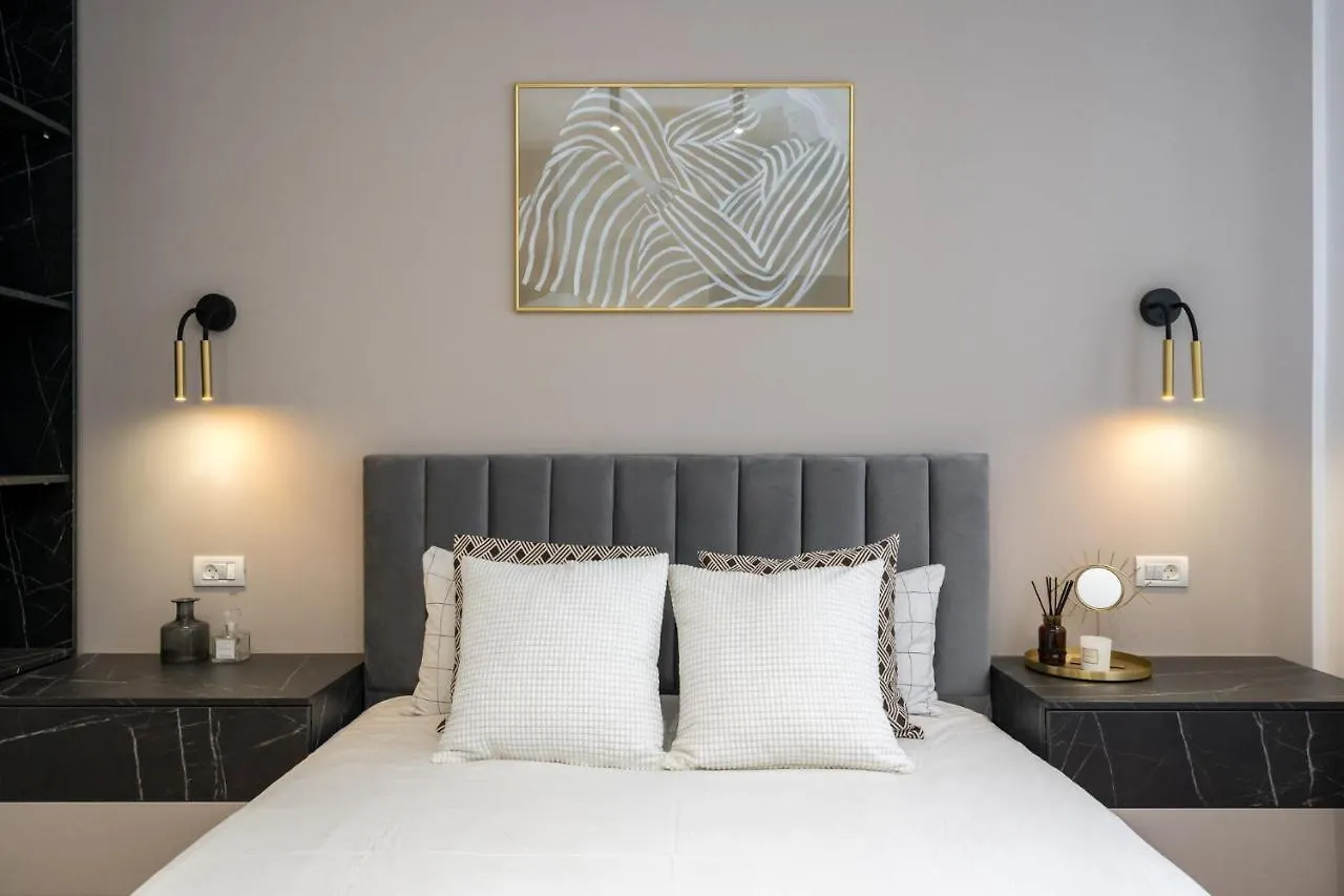 Crystal 3Bdr Apartment In Center Bukarest