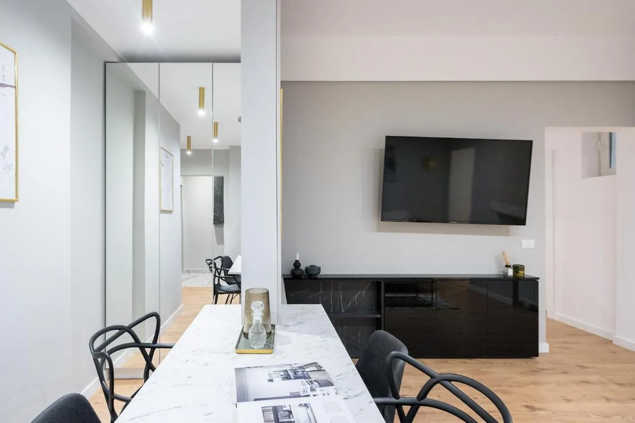 Crystal 3Bdr Apartment In Center Bukarest