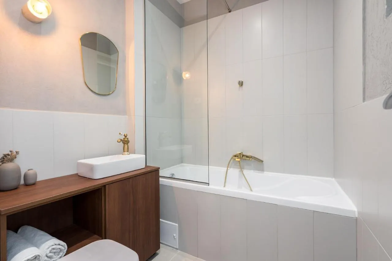 Crystal 3Bdr Apartment In Center Bukarest