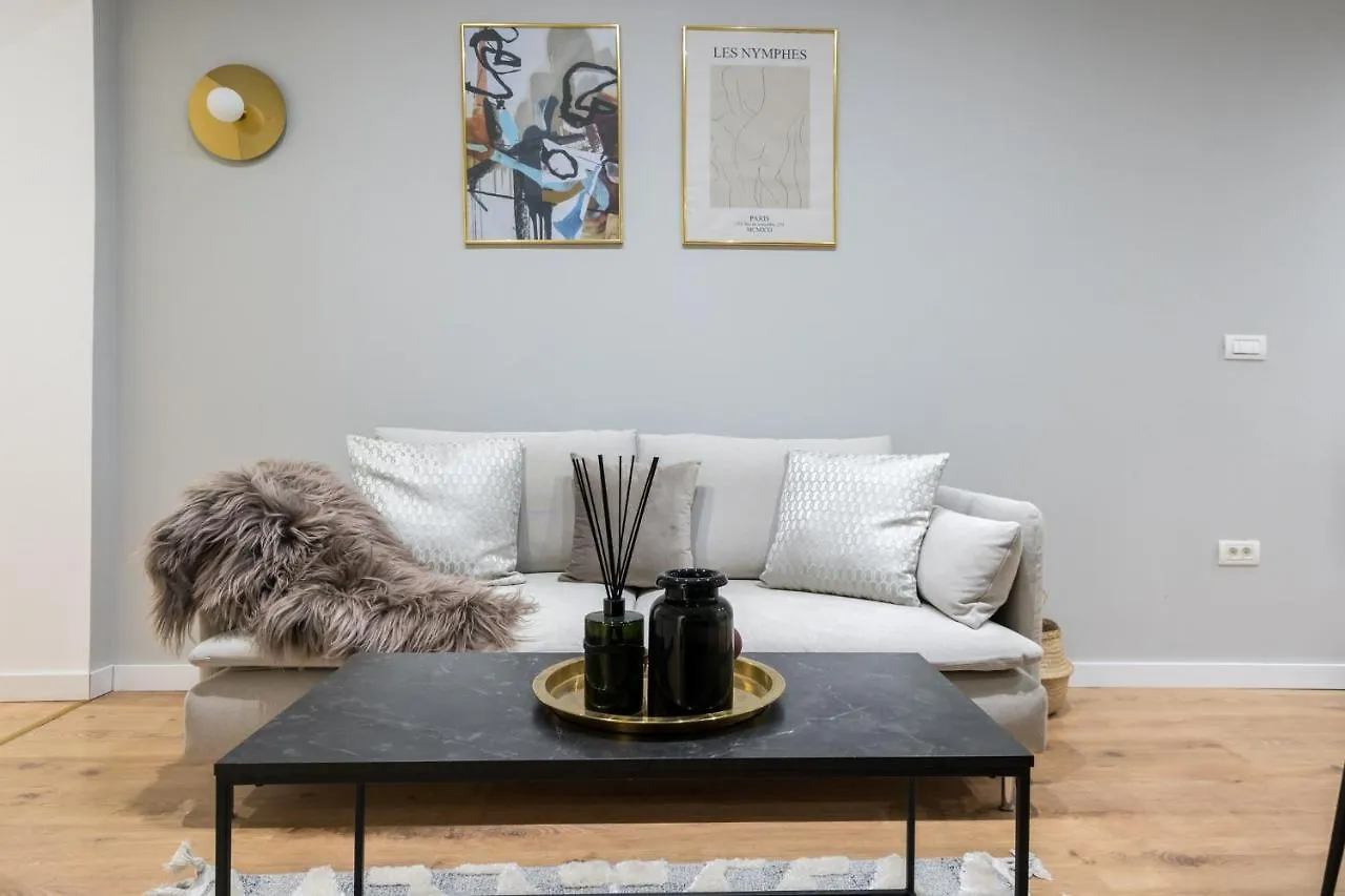 Crystal 3Bdr Apartment In Center Bukarest