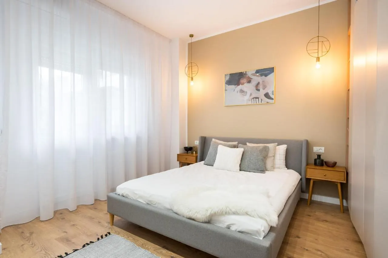 Crystal 3Bdr Apartment In Center Bukarest