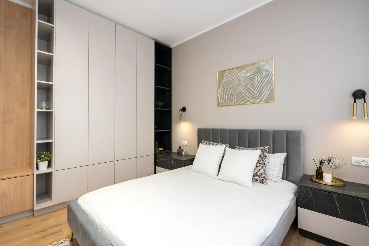 Crystal 3Bdr Apartment In Center Bukarest